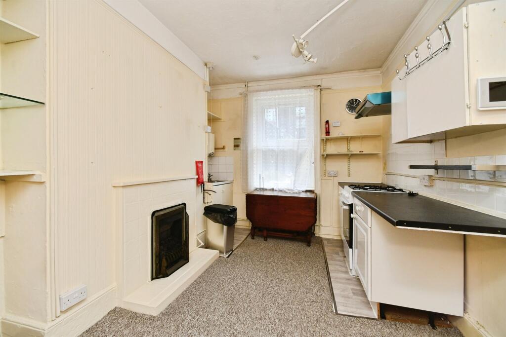 Bedsit 2 Image 2