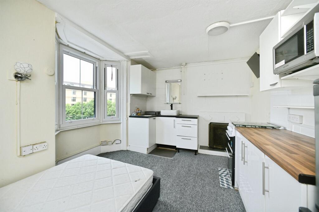 Bedsit 5 Image 3