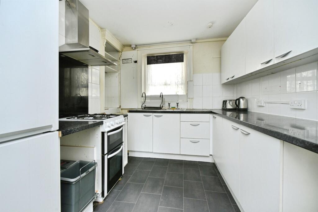 Bedsit 1 Image 3