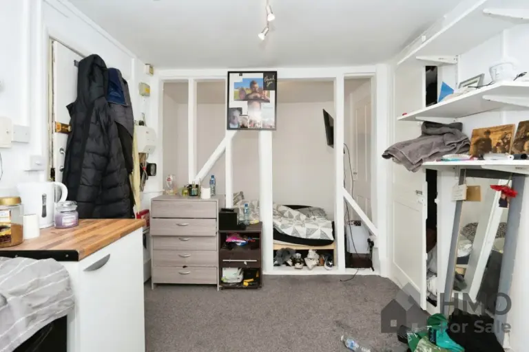 Bedsit 4